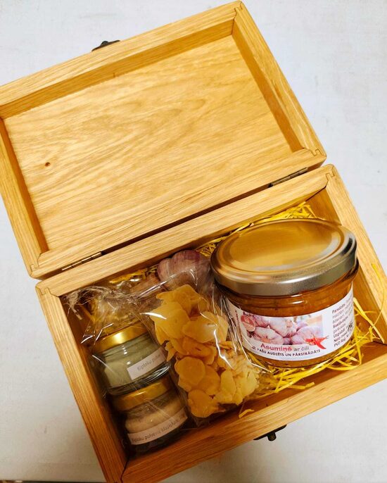 Dāvanu komplekts ozolkoka kastītē (tikai 1 eksemplārs)